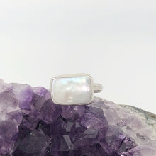 Load image into Gallery viewer, Rectangular Pearl Ring
